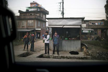 "Uno, dos, tres... Así, hasta hasta 60. Un minuto y después horas, días y años... Pasa la vida". Varios hombres y dos perros esperan cerca de uno de los muchos puestos de comida existentes junto a las carreteras de Katmandú.