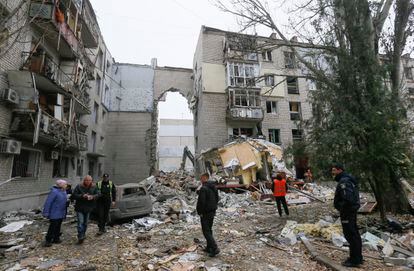 Un equipo de rescate ucranio trabaja en un barrio de Mikolaiv, tras sufrir un bombardeo ruso, el 11 de noviembre.
