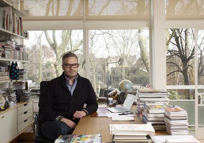 El periodista, empresario y editor canadiense Tyler Brûlé, fotografiado en su despacho del londinense barrio de Marylebone