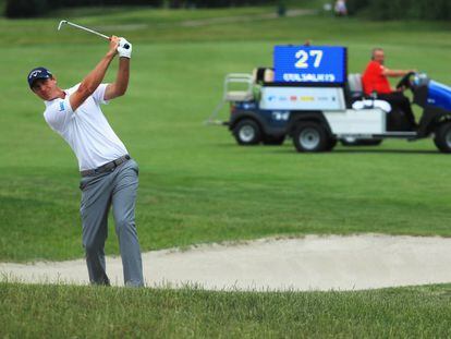 Colsaerts, ante un buggy con el cronómetro.