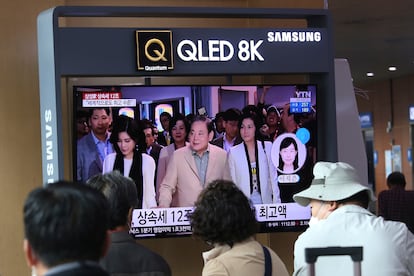 Varias personas miran en una televisión imágenes de archivo del dueño de Samsung, Lee Kun-hee.