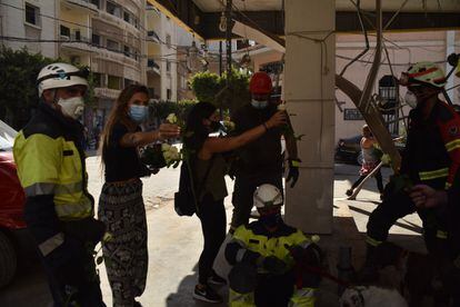 Vecinos libaneses reciben a los bomberos españoles y sus perros con flores y aplausos en un barrio aún en estado de 'shock' por la tragedia.