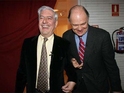 Mario Vargas Llosa (izquierda) y Enrique Krauze, ayer en la Casa de América.