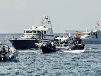 Patrulleras de la Guardia Civil y barcos de Gibraltar, en la bah&iacute;a de Algeciras.