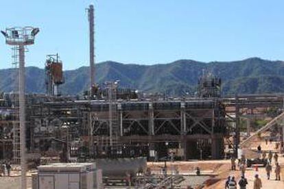 Empleados de la empresa española Repsol trabajan en la planta procesadora de gas en Campo Margarita (Bolivia). EFE/Archivo