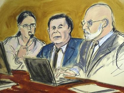 El Chapo, junto a su intérprete y un abogado defensor, en el juicio.