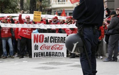 Protesta de trabajadores de Coca-Cola ante el Congreso