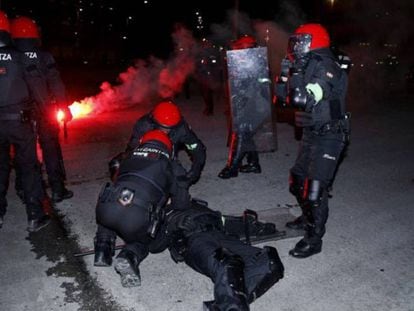 Agentes de la Ertzaina atienden este jueves a su compañero, que sufrió un infarto.