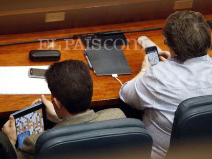 Los diputados del PP Bartolom&eacute; Gonz&aacute;lez y Mar&iacute;a Isabel Redondo en plena partida. 