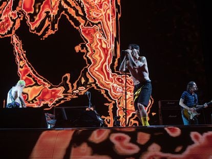 La banda californiana Red Hot Chili Peppers durante el concierto en el estadio Olímpico, en Barcelona.