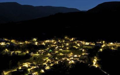 Vista noctura de Folgoso do Courel, iluminado con el alumbrado público