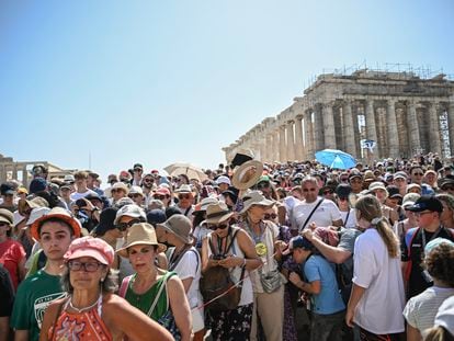 Grupos de turistas visitan el Partenón, en Atenas, en julio.