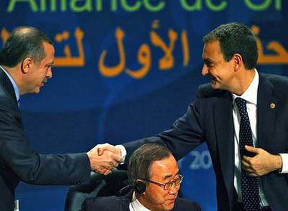 El primer ministro turco, Recep Tayyip Erdogan (izquierda), saluda a Zapatero en presencia del secretario general de la ONU, Ban Ki-moon.