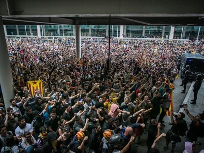 Protesta en el aeropuerto de El Prat, en Barcelona, tras la sentencia del 'procés', el 14 de octubre de 2019.