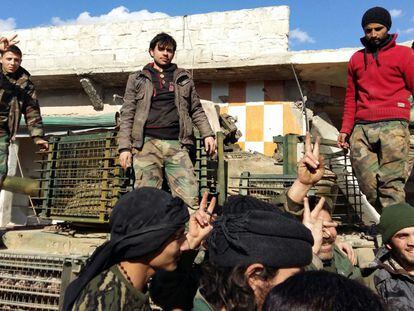 Fuerzas de El Asad a las afueras de Nabbul, dominada por el ISIS.