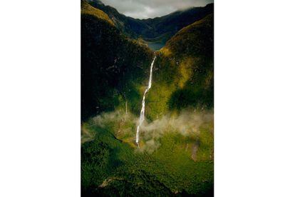 El fiordo de Milford, en la isla Sur de Nueva Zelanda, es idóneo para los aficionados a las cataratas. Al recorrerlo por la ruta senderista Milford Track surgen saltos de agua tan impresionantes como las Sutherland Falls (en la imagen), de 580 metros de alto, que se precipitan desde un lago situado sobre las paredes del valle.
