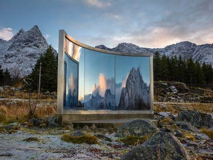 La instalación 'Sin título', del artista estadounidense Dan Graham en Lyngvaer, en las islas noruegas de Lofoten.