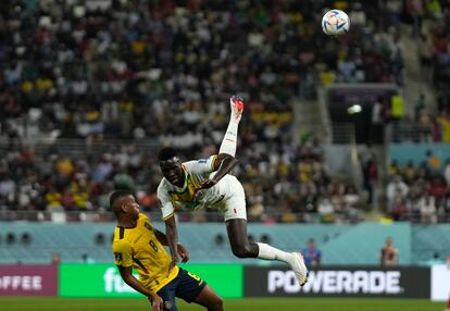 Salto acrobático del senegalés Pape Gueye en presencia del ecuatoriano Carlos Gruezo.