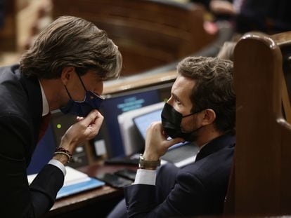 El vicesecretario de Comunicación del PP, Pablo Montesinos (izquierda), conversa con el líder del partido, Pablo Casado, en la sesión plenaria del Congreso, el 10 de noviembre.