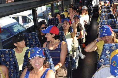 Venezolanos viajan de Miami a Nueva Orleans para votar después del cierre del consulado en Miami.