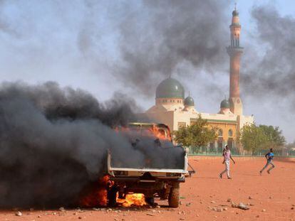 Protestas frente a la gran mezquita de Niamey.