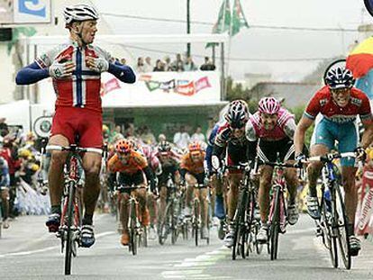 Hushovd se golpea el pecho en señal de victoria tras imponerse a Kirchen y Zabel.