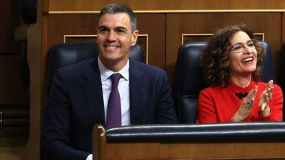 El presidente del Gobierno, Pedro Sánchez, y la vicepresidenta primera y ministra de Hacienda, María Jesús Montero, en el Congreso.