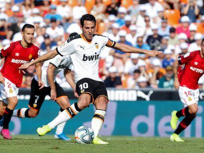 Dani Parejo marca uno de sus penaltis al Mallorca.