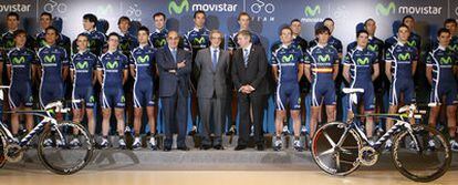 Luis Abril, César Alierta y Eusebio Unzue, ayer, en medio de los ciclistas del Movistar.