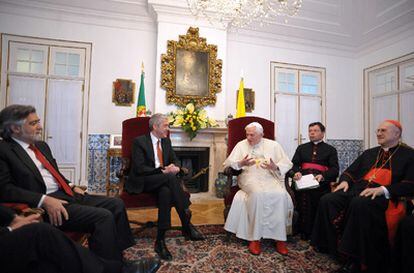 Benedicto XVI, durante su reunión de hoy con el primer ministro portugués, José Sócrates, en la Embajada del Vaticano en Lisboa.