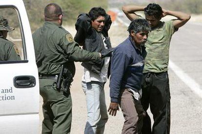 Una patrulla de fronteras detiene a un grupo de irregulares en Arizona el pasado abril.