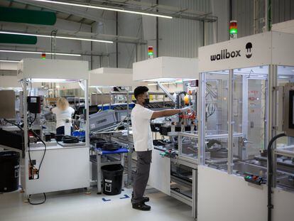 Un operario en la fábrica de puntos de recarga para vehículos eléctricos español Wallbox.
