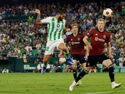 Isco remata de cabeza para hacer el gol del triunfo del Betis ante el Sparta.