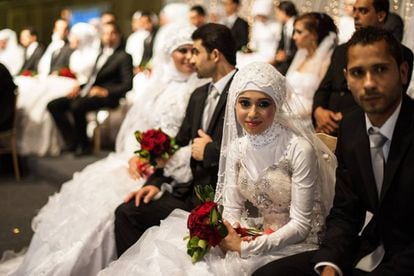 Ceremonia grupal en la que 50 parejas festejan su boda en la sureña localidad libanesa de Sidón