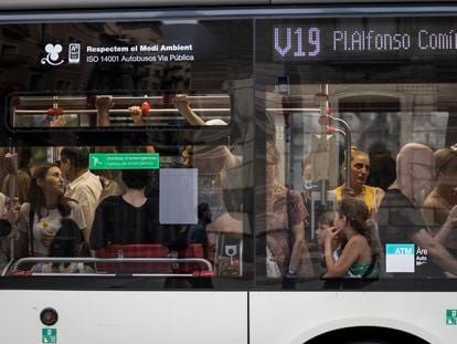 Un autobús circulando por Barcelona.