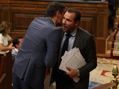 El presidente del Gobierno en funciones, Pedro Sánchez, felicita al diputado del PSOE, Óscar Puente, tras su intervención en el Congreso.