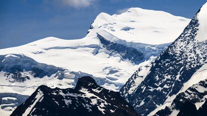 El macizo Grand Combin, donde ha tenido lugar el desprendimiento que ha acabado con la vida de dos alpinistas este viernes en Suiza.