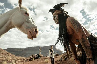 El caballo Silver y el indio Tonto, al que da vida Johnny Depp, en una imagen de 'El llanero solitario'.