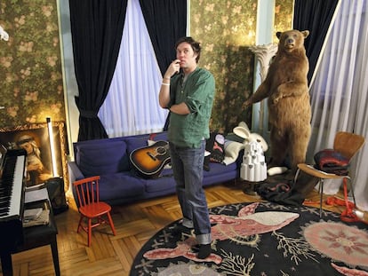 Para no sentirse solo, el cantante canadiense Rufus Wainwright comparte el salón de su casa con un oso ‘grizzly’ y una cabeza de conejo. Así, el resto de la decoración parece normal.