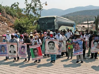 Familiares de los 43, en una marcha en Guerrero este año.