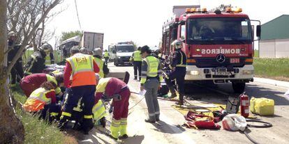 Imagen del accidente ocurrido el lunes en Pozuelo del Rey, donde fallecieron dos personas en la colisión de un turismo y un camión.