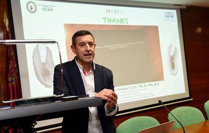 El catedrático Calvo-Guirado, en una charla de la UCAM.