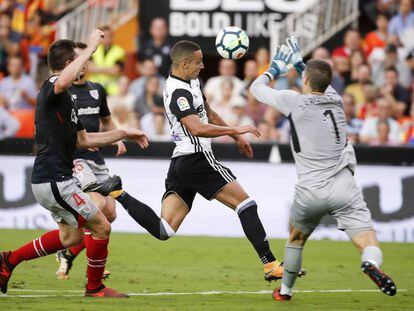 Rodrigo marca el tercer gol del Valencia.