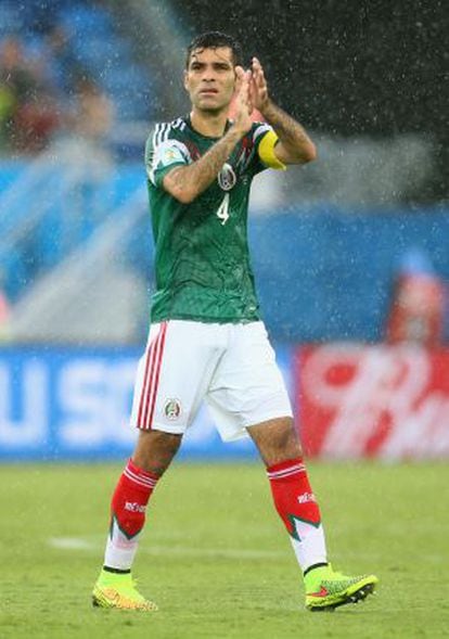 Rafael Marquez saluda al público tras el partido contra Camerún.