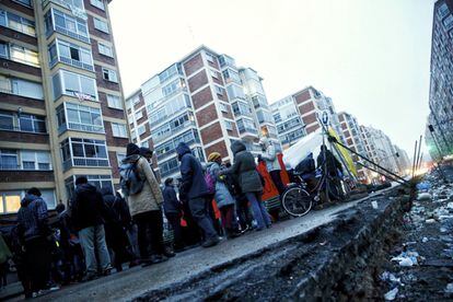 Un retén de vecinos amanece en la calle Vitoria de Burgos para impedir que continúen las obras en el bulevar, 15 de enero de 2014.
