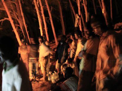 Cena en el monte Gurug&uacute; (Marruecos), donde viven centenares de inmigrantes africanos a la espera de saltar la valla de Melilla.