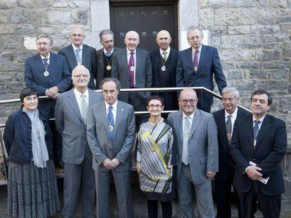 Los 12 nuevos miembros de Jakiunde posan ante la sede de la Academia en Bergara, con la secretaria de la institución, Itziar Alkorta.