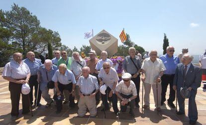 Miembros de la Quinta del Biberón, ayer en el cota 705 de Pàndols.