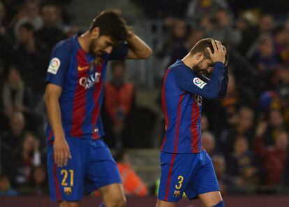 Gerard Piqué (derecha) del Barcelona se echa las manos a la cabeza al finalizar el partido.