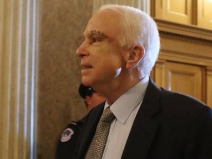 McCain, afectado de cáncer, enmudece al Senado con su defensa del consenso